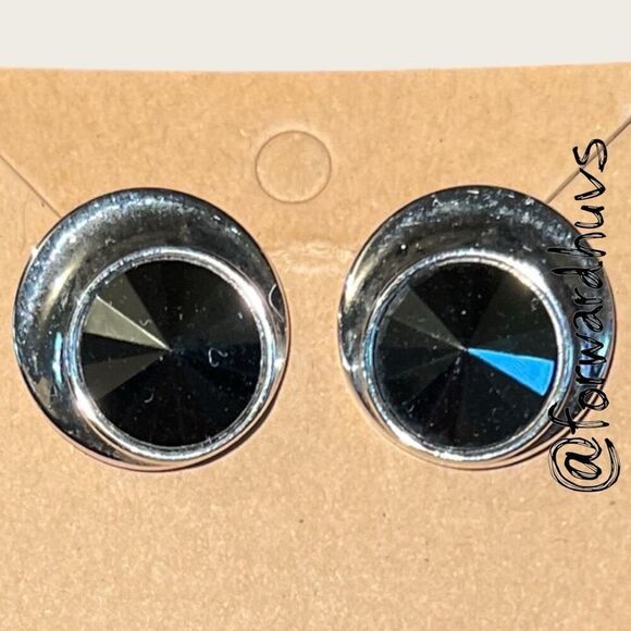 Sarah Coventry Clip-On Silver Tome Earrings with Black Glass Center – 1970s Vint - Picture 6 of 8